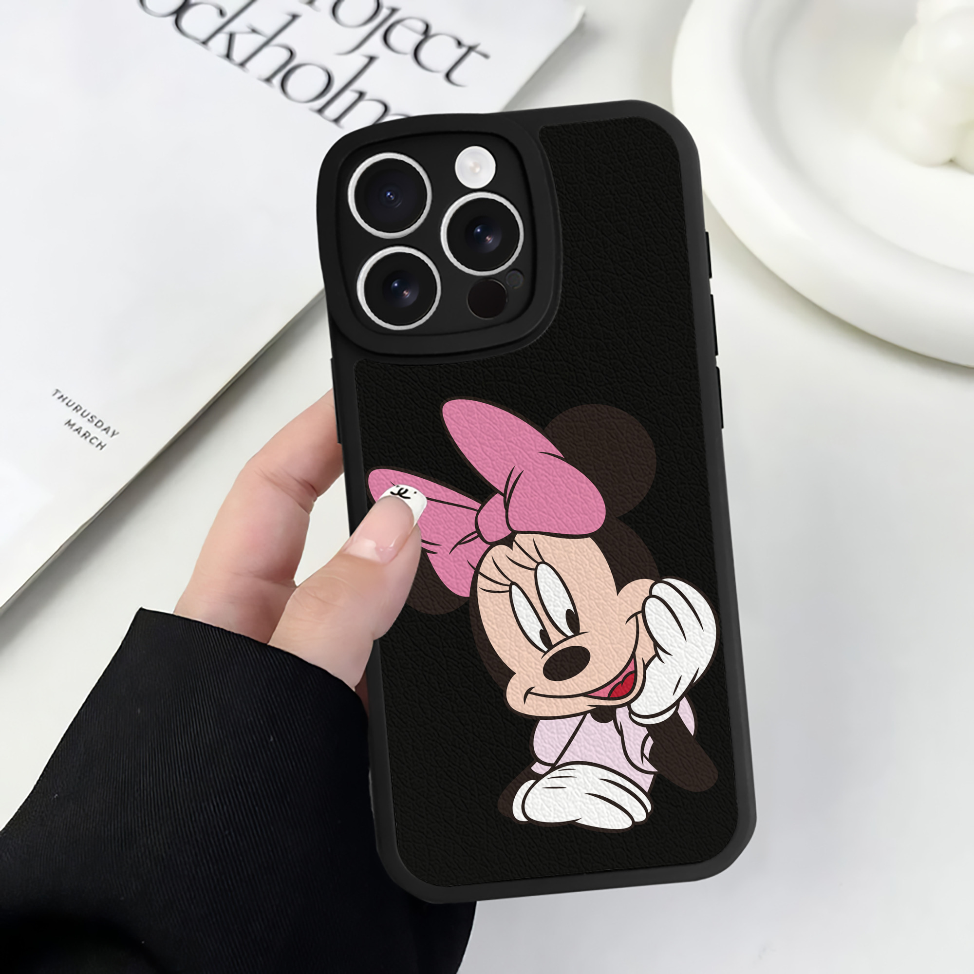 （画像用） ミッキーマウス Mickey Mouse 【iPhone 16シリーズ対応】シリコンスマホケース（レザー調） 材質：シリコン